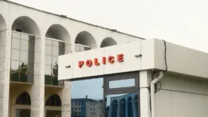 Bâtiment institutionnel sobre avec une enseigne Police marquée sur la façade.