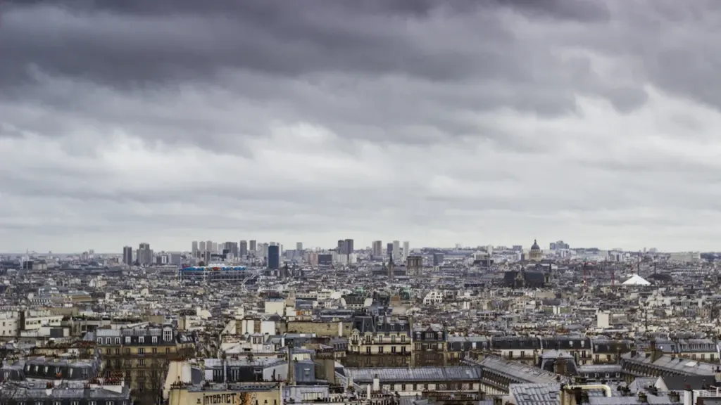 Vue panoramique des toits de Paris sous un ciel orageux et nuageux menaçant.