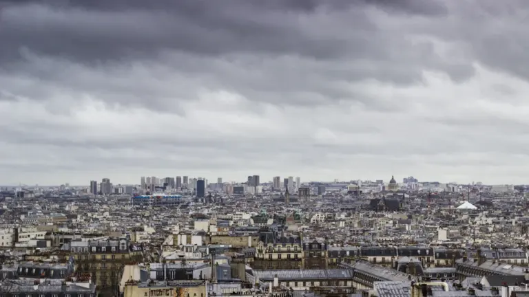 À Courbevoie, chaleur et orages imposent de rester à l’abri