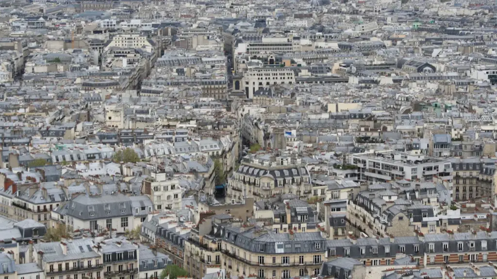 Vue aérienne panoramique sur l'architecture urbaine dense de la région parisienne.