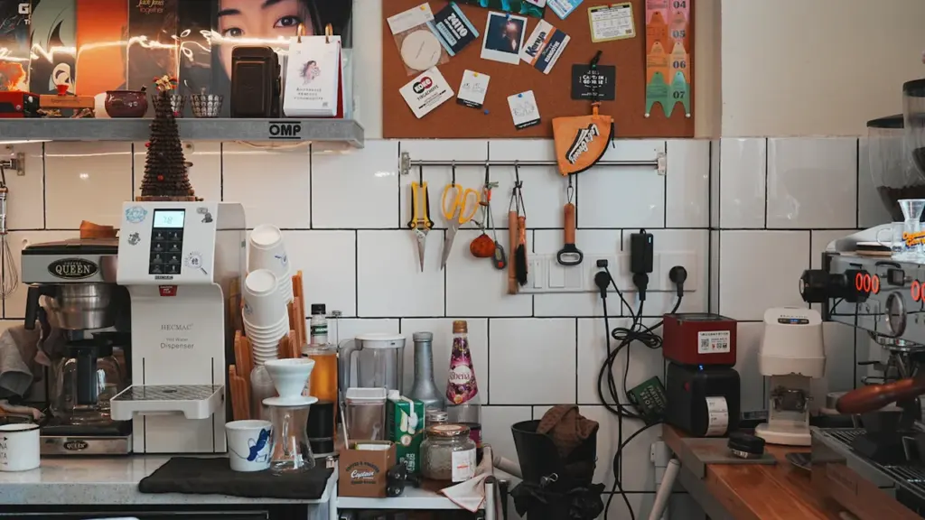Une cuisine remplie de petits appareils électroménagers et d'outils de réparation variés.