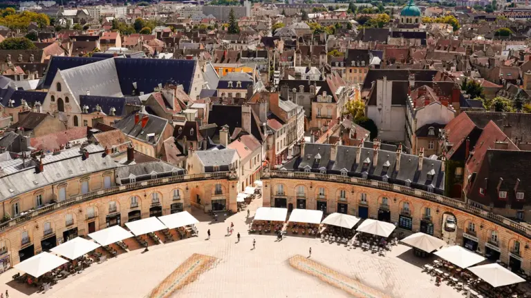 Vue aérienne de la Place de la Libération à Dijon sous un grand soleil.