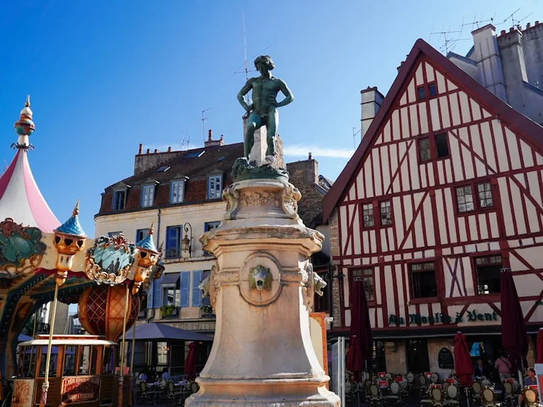 À Dijon, un roi bleu transforme les monuments en légende