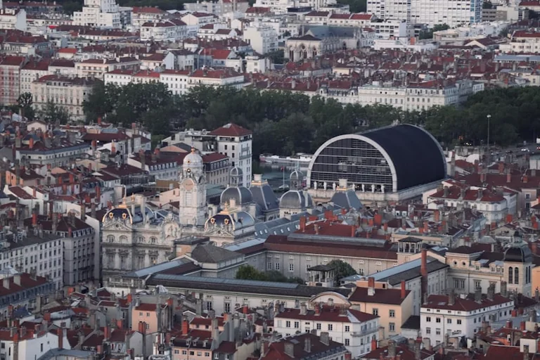 À Lyon, un recours gratuit quand une démarche bloque