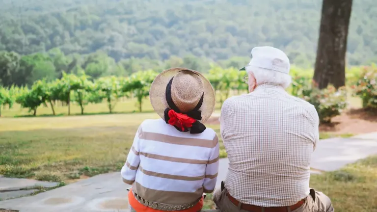 Un couple de seniors profitant d'une vue paisible dans un cadre naturel.