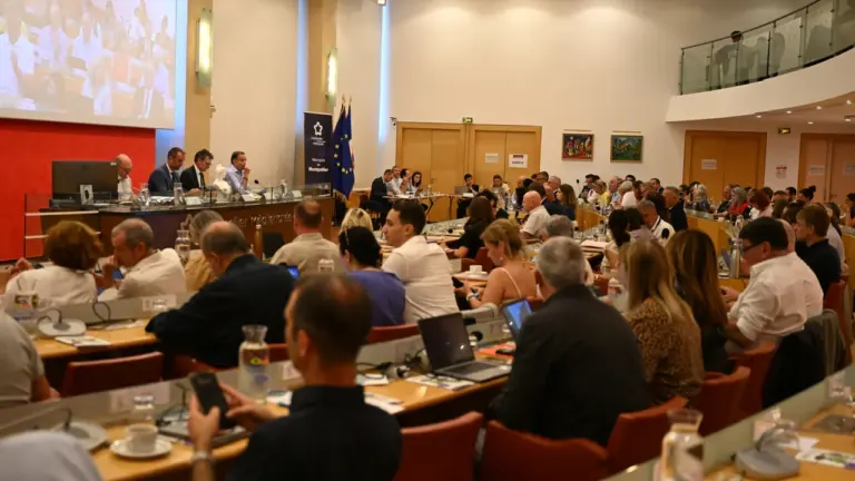 Une assemblée politique de la métropole de Montpellier siégeant dans une grande salle de conférence.
