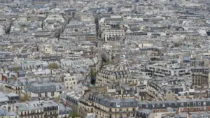 Vue aérienne panoramique des toits typiques de la région parisienne en journée.