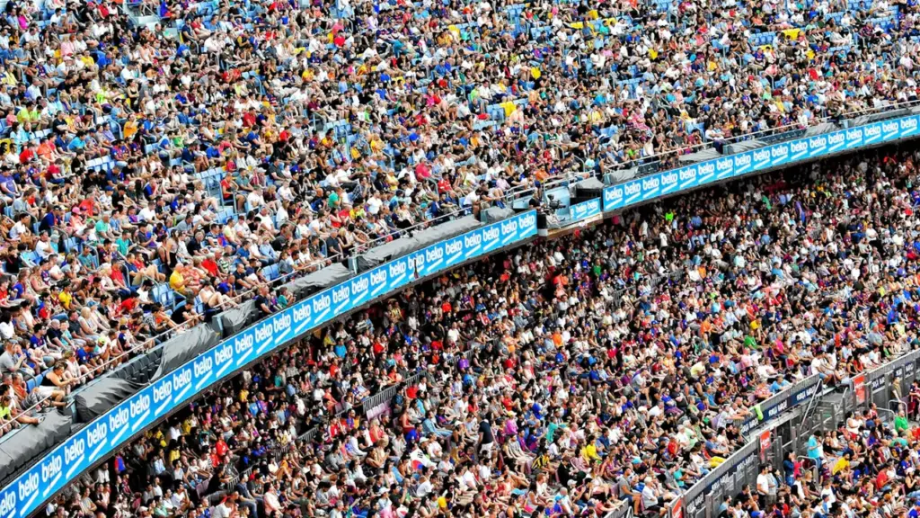 Vue plongeante sur une foule immense dans un stade de football en France.