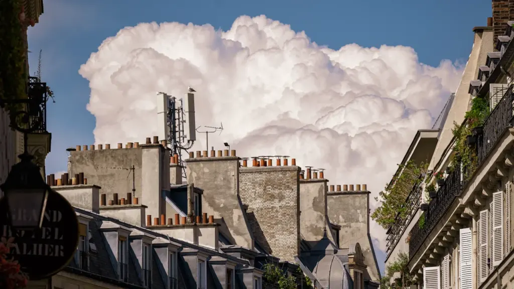 Toits de la ville sous un ciel menaçant avec des nuages d'orage spectaculaires.