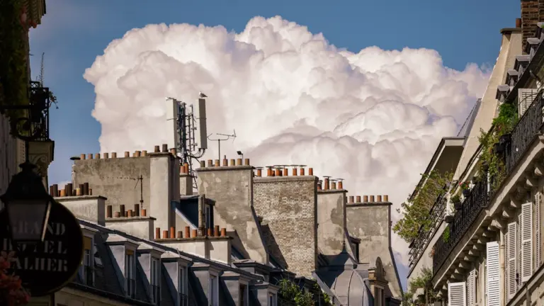 Toits de la ville sous un ciel menaçant avec des nuages d'orage spectaculaires.