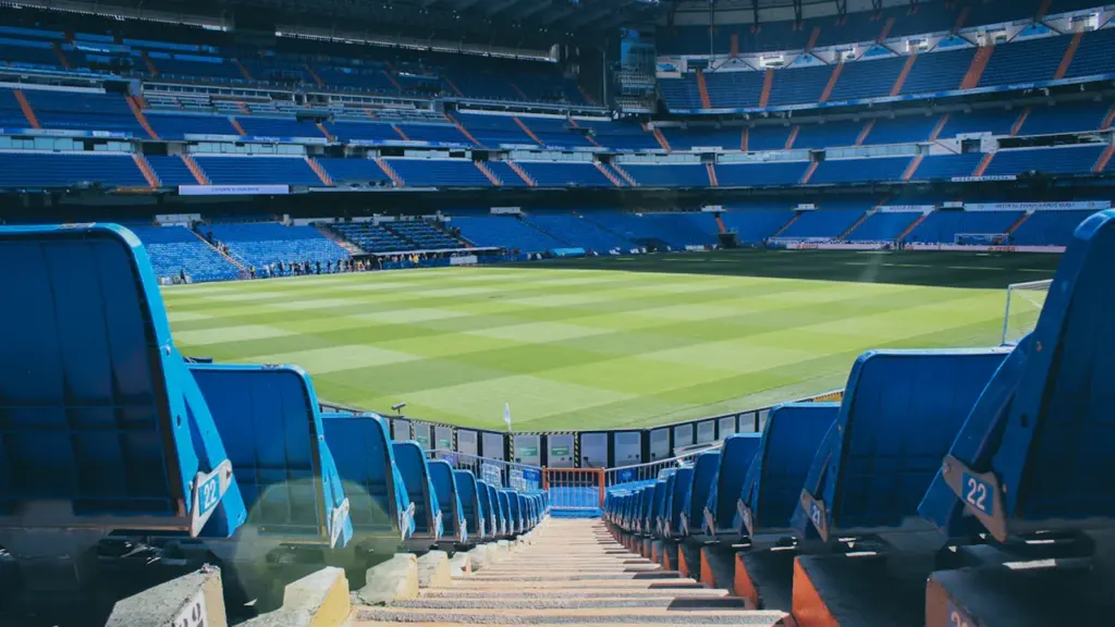 Vue panoramique d'un stade de football moderne sous un ciel lumineux