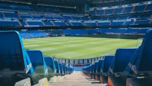 Vue panoramique d'un stade de football moderne sous un ciel lumineux
