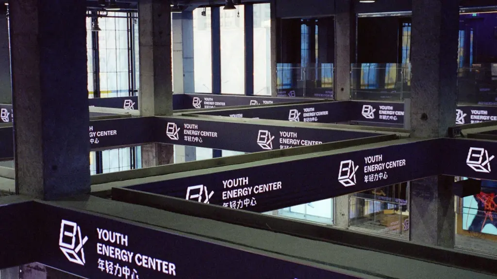 Aménagement intérieur moderne avec signalétique pour un centre d'énergie jeunesse urbain.