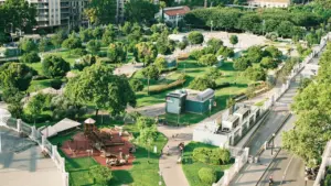 Vue aérienne d'un parc urbain verdoyant entouré de bâtiments résidentiels à Angers.