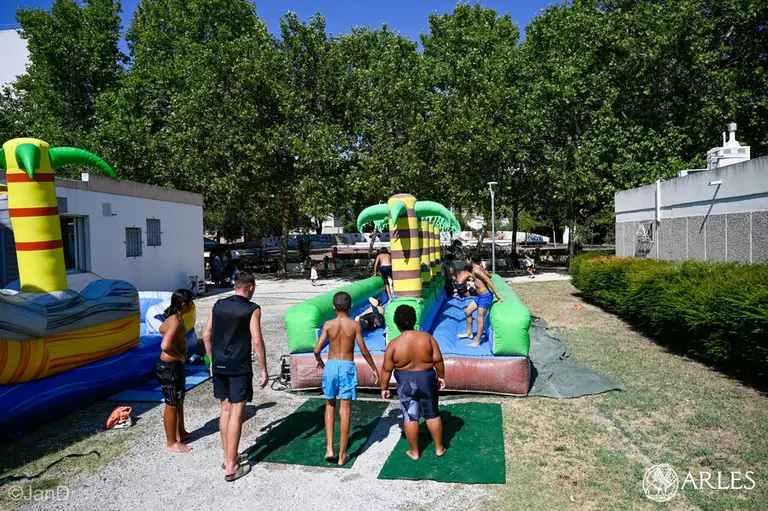 À Arles, l’alerte chaleur impose de trouver le frais