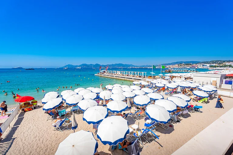 À Cannes, deux plages rendent la mer plus accessible