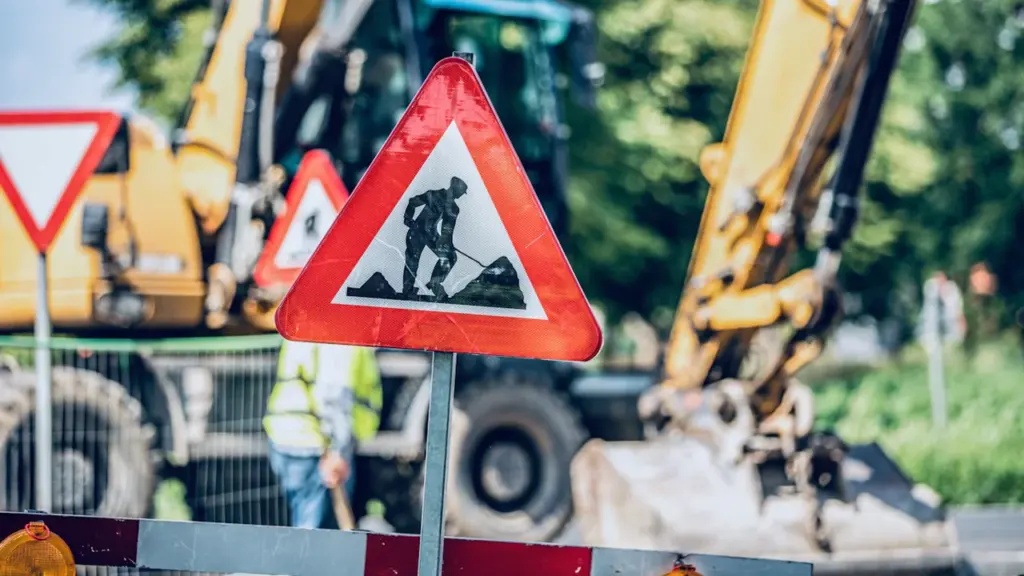 Panneau de signalisation routière indiquant des travaux de voirie en cours.