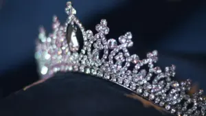 Un diadème brillant posé sur un mannequin pour une élection de beauté.