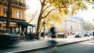 Une rue parisienne baignée dans une lumière dorée et chaleureuse en fin de journée.