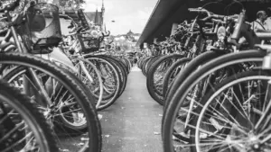Plusieurs vélos garés en ville, prêts à être utilisés par les usagers.