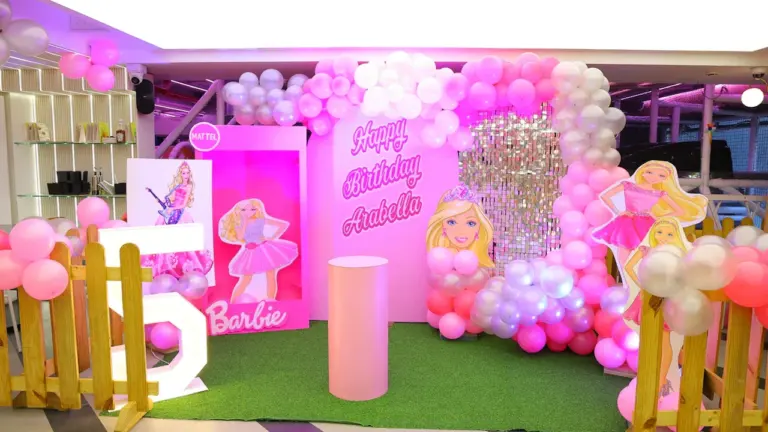 Décoration festive sur le thème de Barbie pour une fête d'anniversaire en plein air.