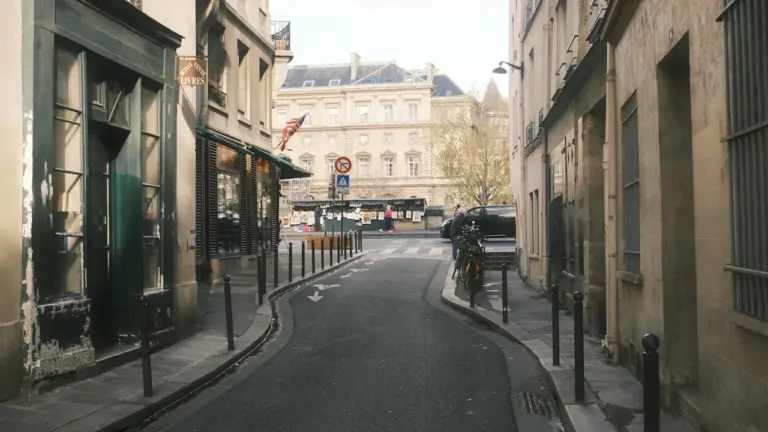 Une rue étroite et calme avec une architecture européenne classique à Quimper.
