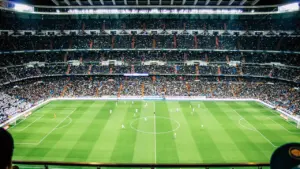 Vue panoramique d'un grand stade de football rempli de supporters lors d'un match