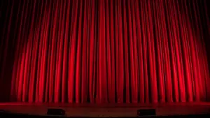 Rideau de scène rouge intense illuminant le théâtre de l'Agora à Montpellier.