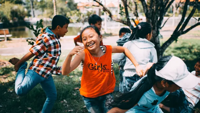 Un groupe de jeunes s'amusant joyeusement lors d'une activité en plein air.