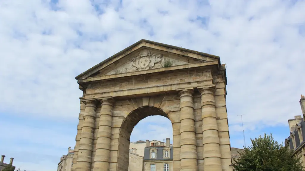 Architecture classique en pierre d'un arc historique dans la ville de Bordeaux en France.