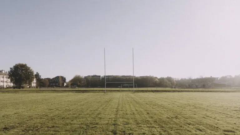 Un terrain de football avec un but au centre du terrain vide.