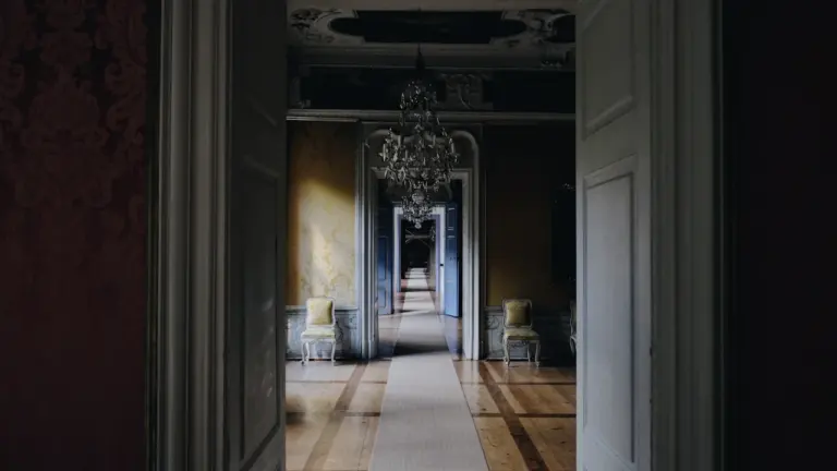 Perspective intérieure d'un couloir élégant dans un hôtel particulier historique à Vannes.