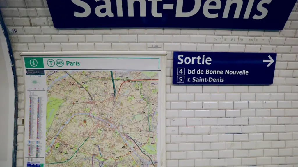 Panneau signalétique de la station de métro Saint-Denis avec plan du réseau parisien.