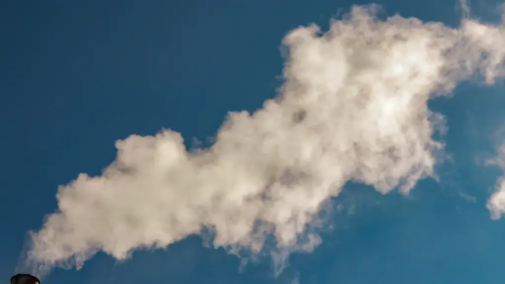 Fumée blanche s'échappant d'une cheminée dans le ciel bleu en France