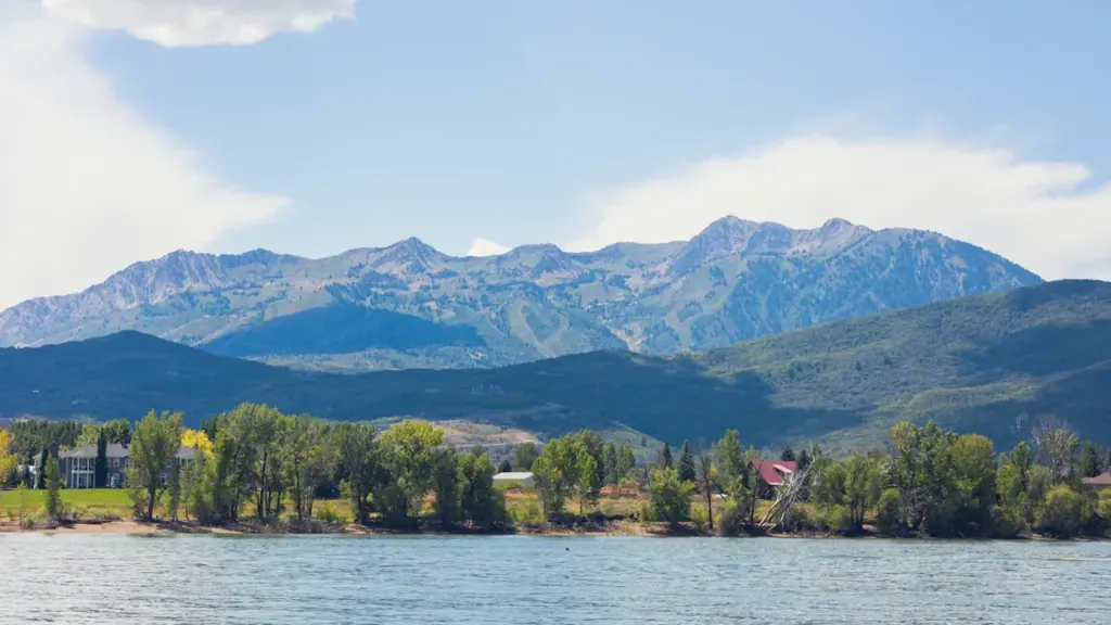 Vue panoramique paisible du lac de Nabeillou avec les collines en arrière-plan sous le ciel.