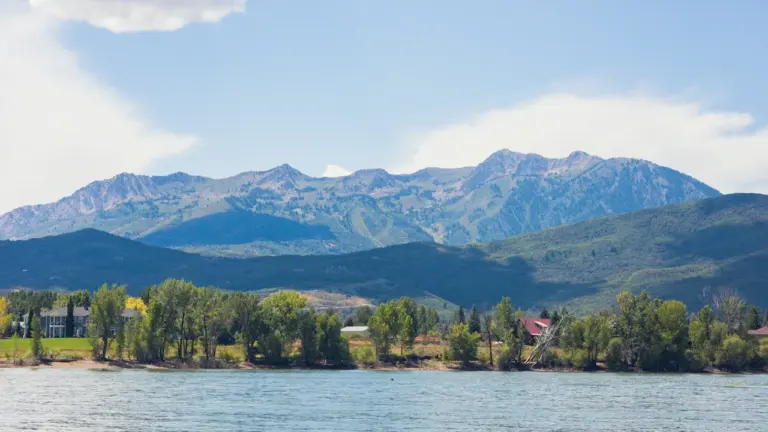 Vue panoramique paisible du lac de Nabeillou avec les collines en arrière-plan sous le ciel.