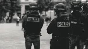 Des membres des forces de l'ordre en tenue d'intervention dans une rue française.