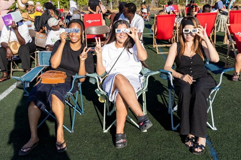 À La Courneuve, l’éclipse a transformé un stade en observatoire