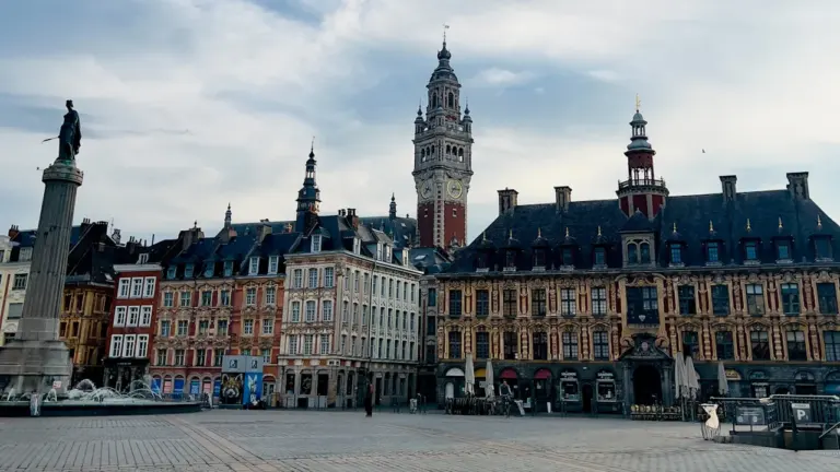 Vue emblématique de la Grand-Place de Lille avec son célèbre beffroi historique et architectural.