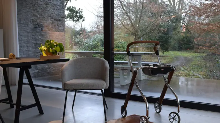 Un déambulateur moderne placé dans un salon lumineux, favorisant l'autonomie à domicile.