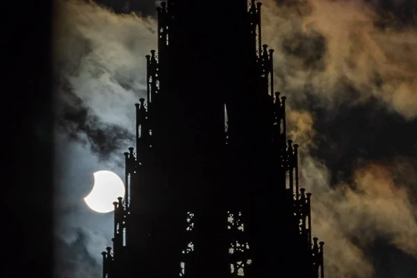 À Strasbourg, l’éclipse impose un réflexe avant de lever les yeux