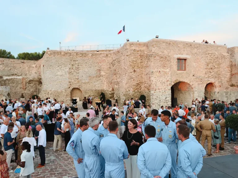 À Toulon, 100 000 spectateurs les yeux vers le ciel