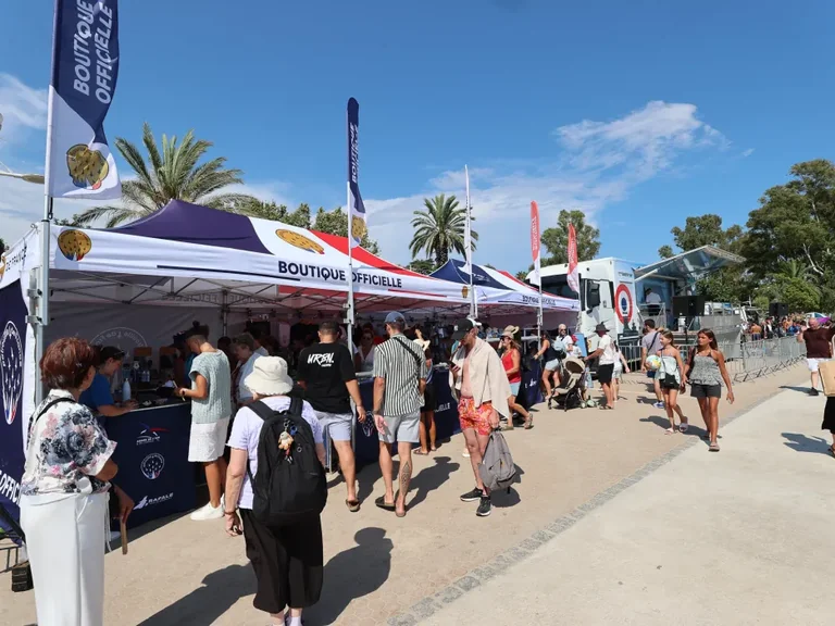 À Toulon, 100 000 spectateurs les yeux vers le ciel