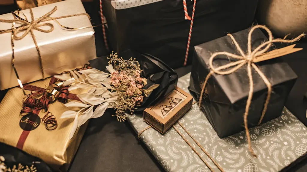 Plusieurs boîtes cadeaux élégamment emballées avec des nœuds en ficelle naturelle.