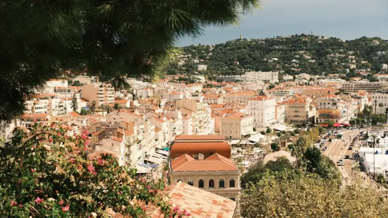 Vue panoramique ensoleillée sur les toits et la ville de Cannes depuis le Suquet.