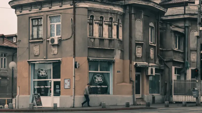 Façade d'un bâtiment urbain ancien avec une boutique au rez-de-chaussée à Haguenau.