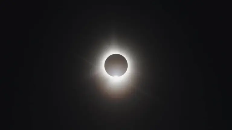 Une éclipse solaire totale montrant un anneau lumineux brillant dans un ciel noir profond.