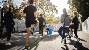 Un groupe de personnes pratiquant une activité sportive en plein air dans un parc.