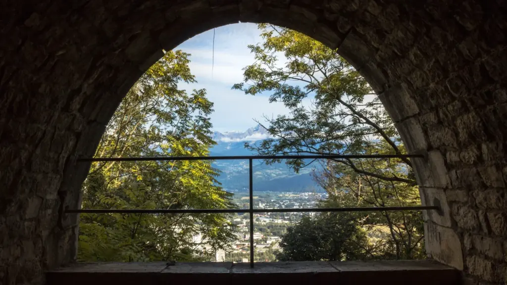 Vue encadrée depuis les remparts de la Bastille surplombant la ville de Grenoble.