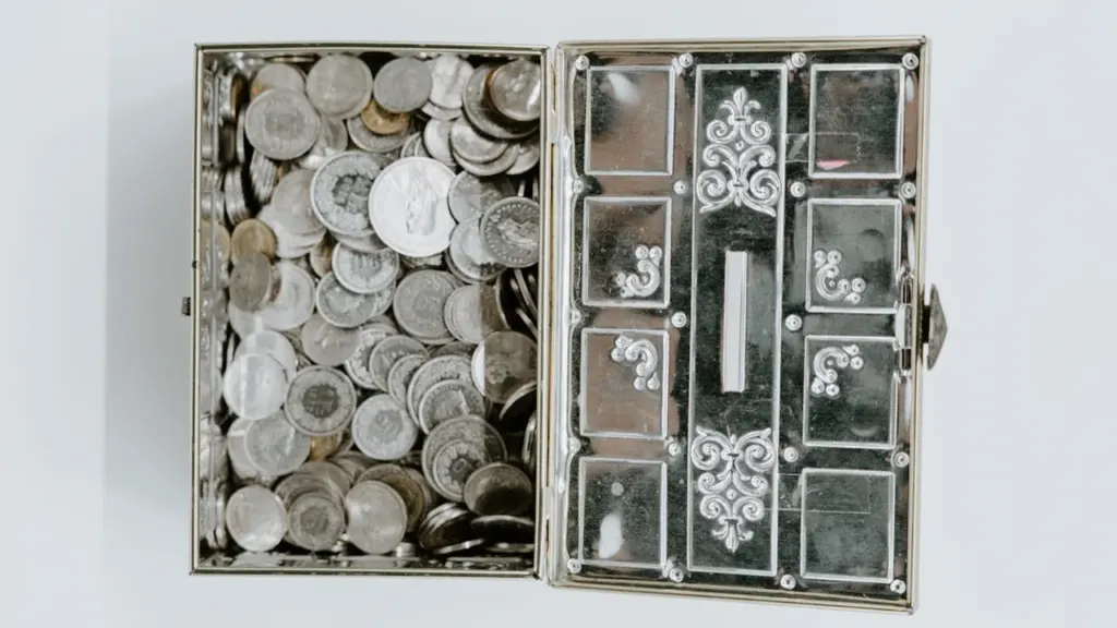 Une boîte métallique remplie de pièces de monnaie pour une collecte de dons.